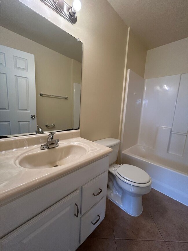 Building Photo - Welcome Home! Spacious 3-Bedroom, 2-Bathro...