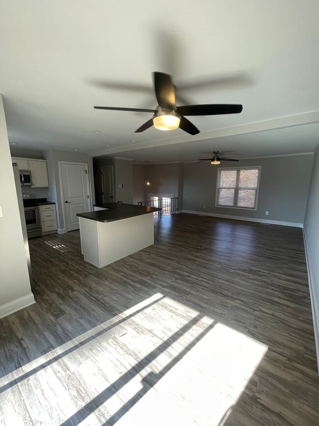 Building Photo - 4 Bedroom - 3 Bath Home with a 2 car garage in Farragut