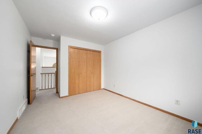 Building Photo - Charming Multi-Level Home! Large Backyard,...