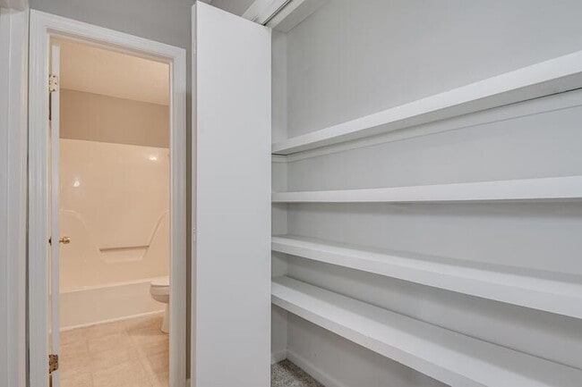 Building Photo - 2453 Riverlook Dr