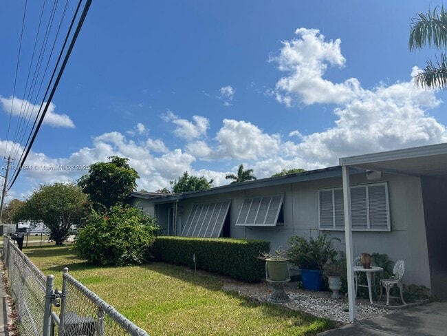 Building Photo - 900 NW 14th Ave