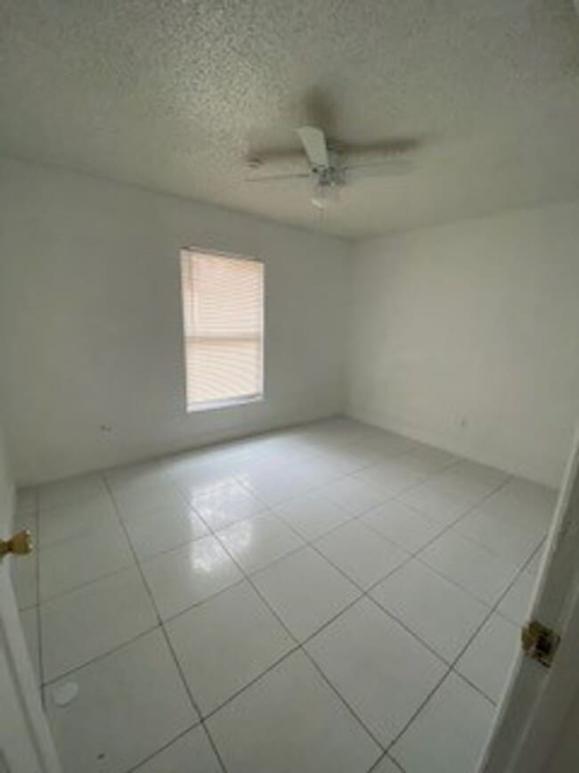 Building Photo - 2BR/1BA  TRIPLEX LOCATED DOWNTOWN ORLANDO