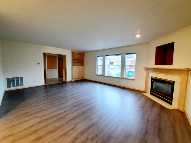 Building Photo - 860 SE Sentry Dr