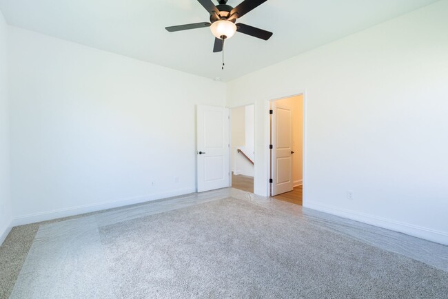Building Photo - ONE-MONTH FREE RENT Move-Incentitive!!! Ne...
