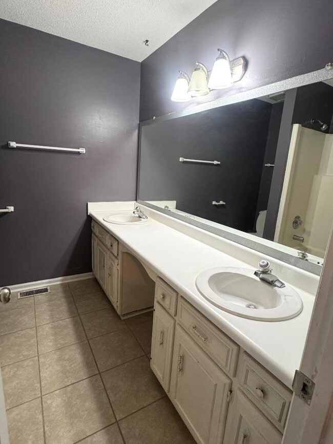 Building Photo - 251 Knight Dr