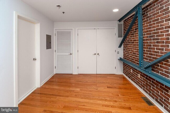 Building Photo - 36 Moore St