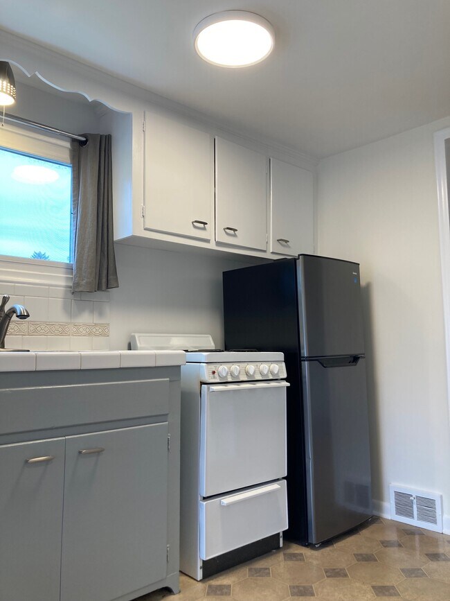 Building Photo - 3097 Lincolnview St