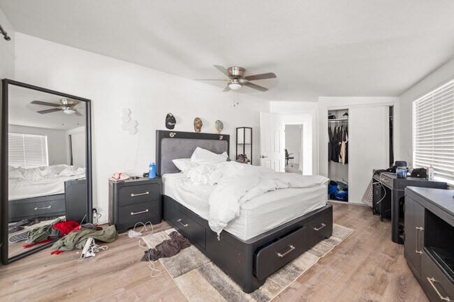 Building Photo - Private pool with canyon views!