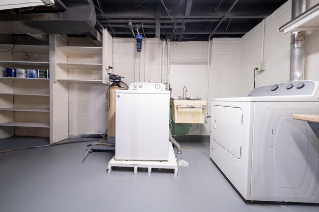 Building Photo - 3950 Hubbard Ave N