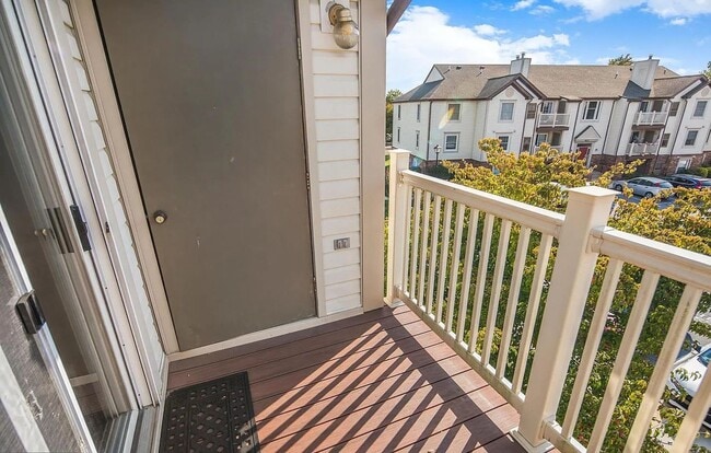 Building Photo - Well maintained condo in established Frederick neighborhood available mid April!