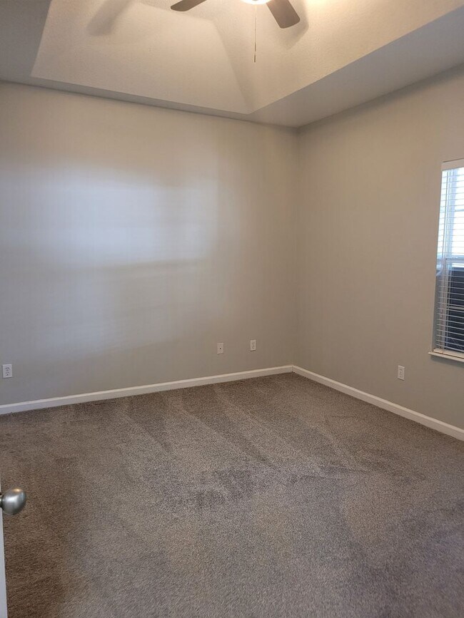 Building Photo - Newly renovated Three Bedroom Townhouse
