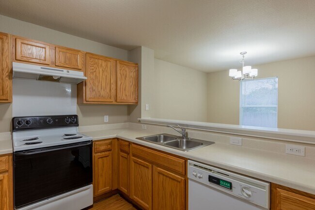 Building Photo - Charming 3BR/2.5BA Home with Spacious Back...
