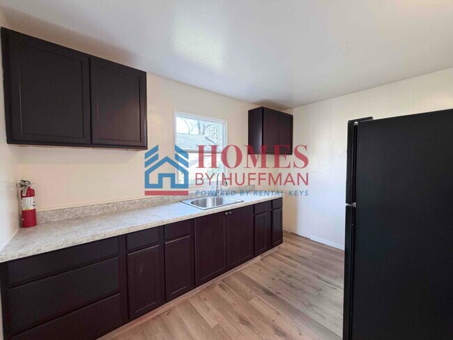 Building Photo - Three Bedroom House | Move in Ready