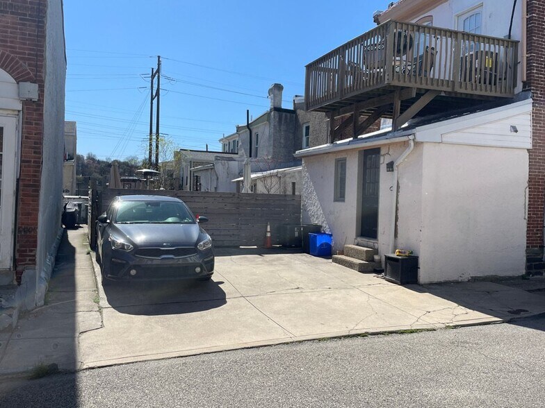 Building Photo - 145 Dupont St