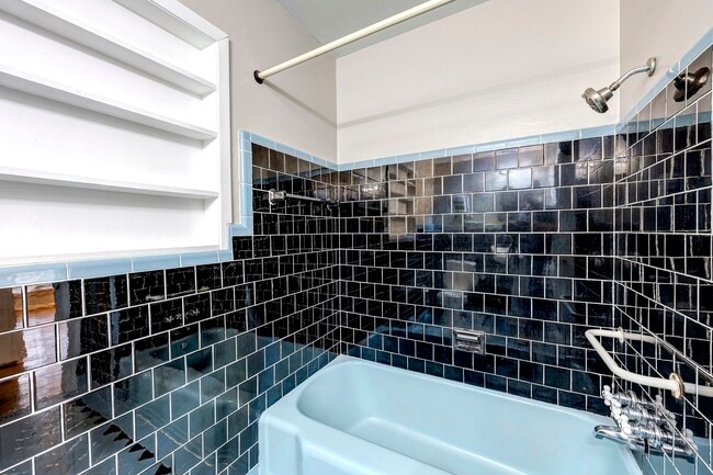 Building Photo - 1135 W 31st St