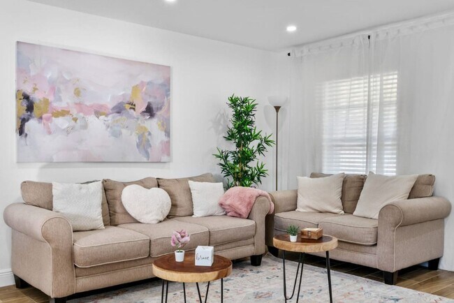 Building Photo - Modern 4BR South Tampa Home | Yard | Near the Bay