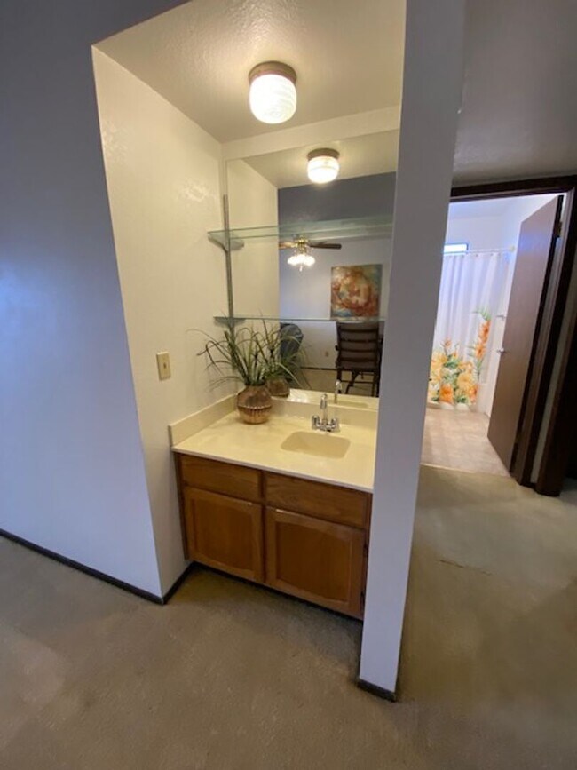 Building Photo - QUAINT, CUTE, 2BR CONDO; Covered Parking; ...