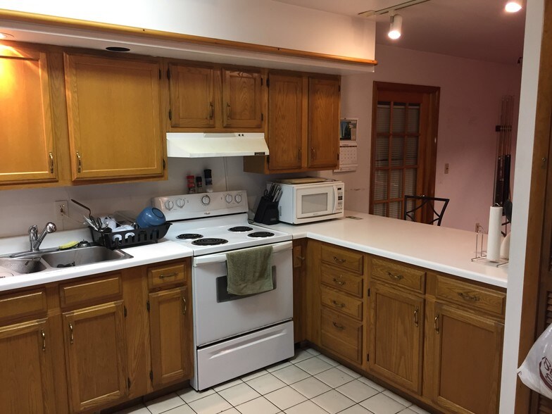 Kitchen - 113 Raylinsky Rd