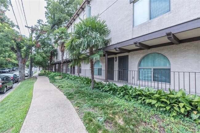 Building Photo - 505 W 7th St