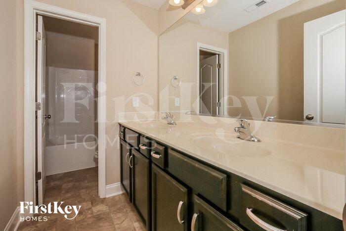 Building Photo - 732 Breeders Cup Dr