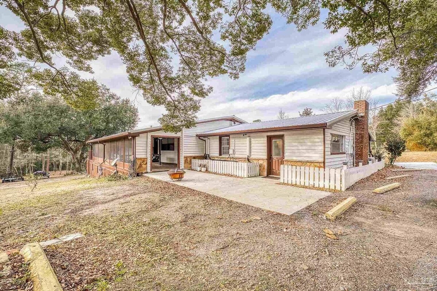 Building Photo - 2370 Hencye Dr