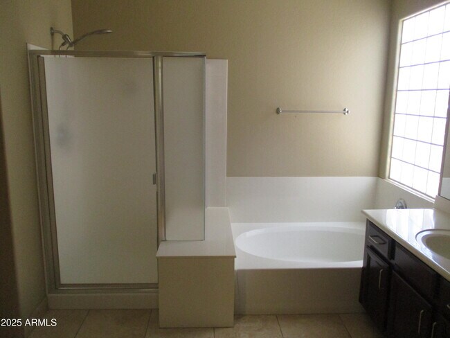 Building Photo - 2304 W Bonanza Ln