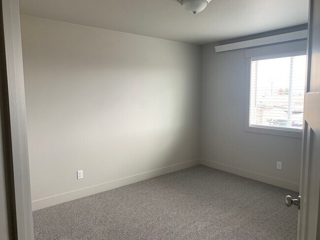Building Photo - 3 Bed 2 Bath Apartment for Rent in Idaho F...
