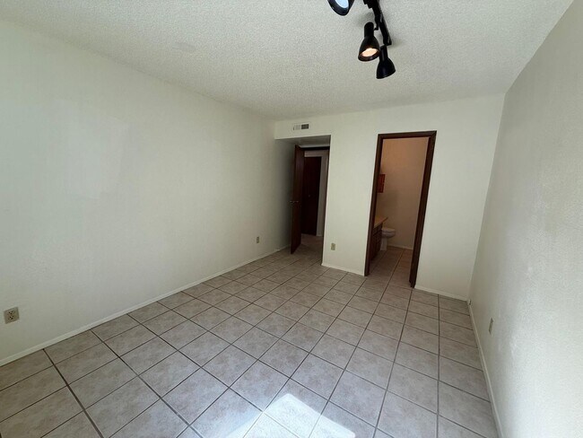 Building Photo - 2 Bedroom 2 Bathroom Sits Right on the Sho...