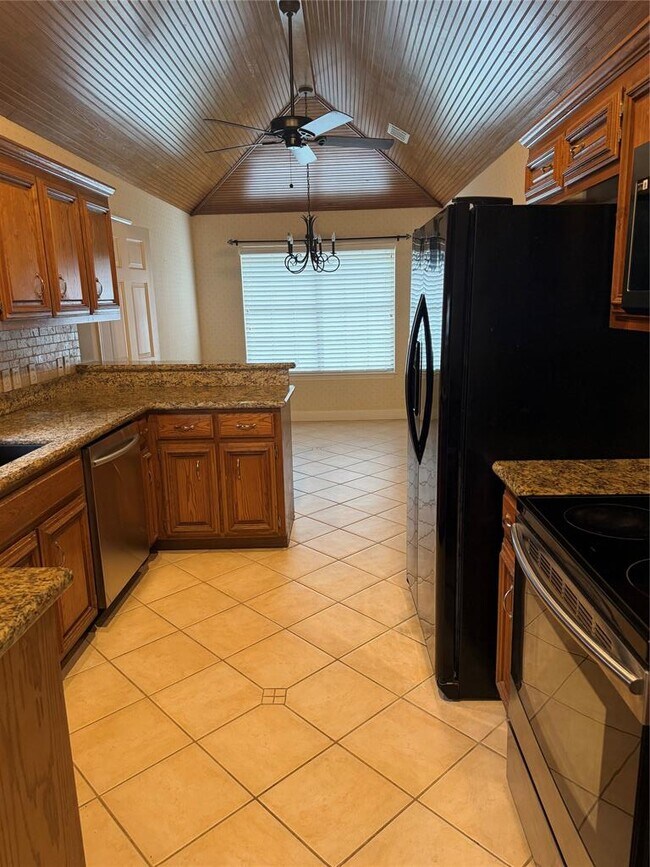 Building Photo - 611 Rolling Green Dr