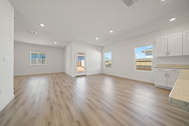 Building Photo - Spacious Brand New 4/2 in Shastina Ranch!