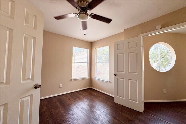 Building Photo - 11615 Glenwolde Dr