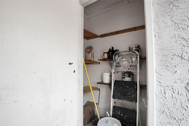 Building Photo - 15217 W Pond Woods Dr