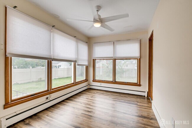 Building Photo - 1331 Sunset Ave