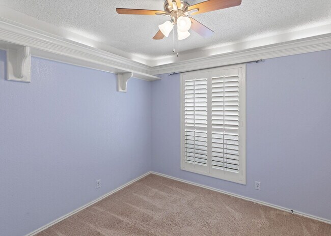 Building Photo - "Spacious 3-Bed Sanctuary with 2.5 Baths o...