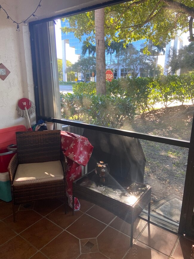 Building Photo - 9641 Riverside Dr