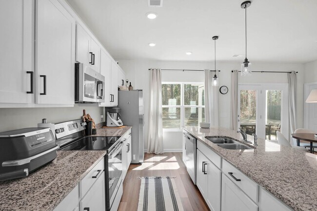 Building Photo - Bright & Welcoming 5-Bedroom Home in Richmond Hill, GA