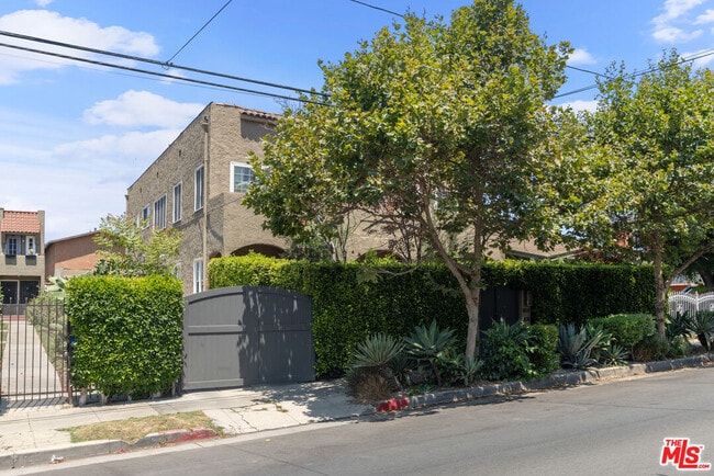 Building Photo - 813 1/2 N Coronado St