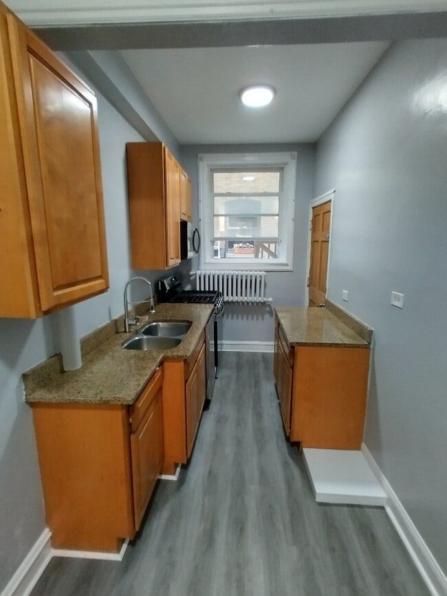 Building Photo - 1216 W Jarvis Ave