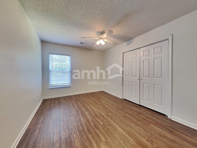 Building Photo - 4987 Harthill Ave