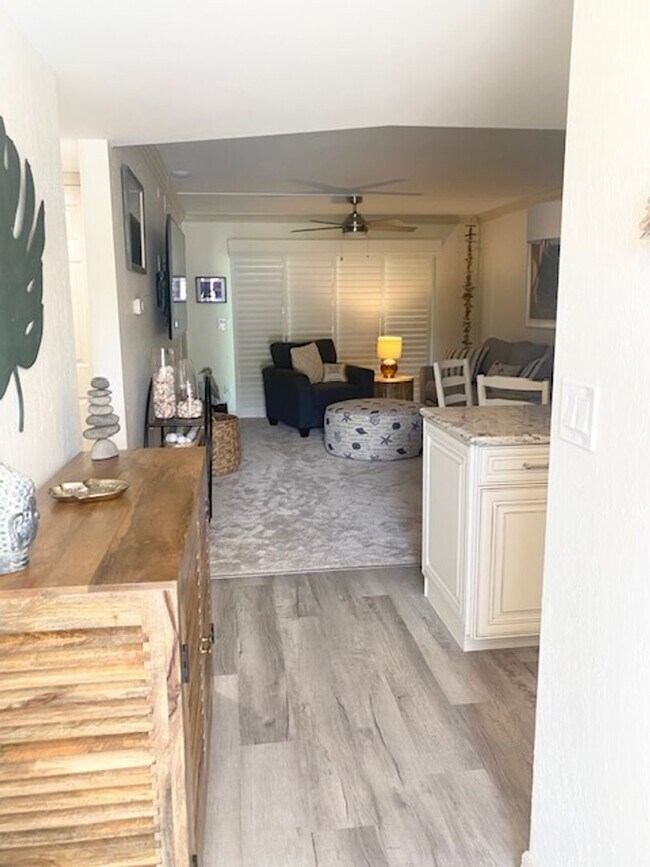 Building Photo - 2 bedroom 2 bathroom furnished seasonal rental