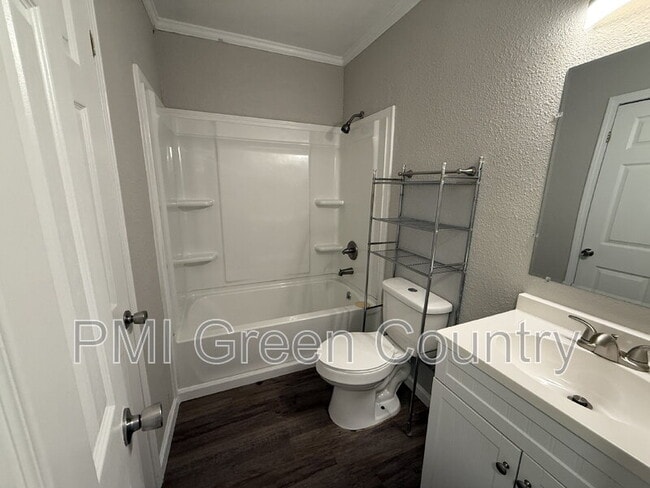 Building Photo - 203 W Knoxville St