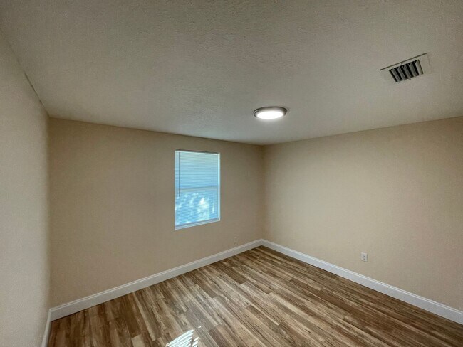 Building Photo - Newly Renovated 2BR/2BA Apopka Home with Spacious Fenced in Yard!!