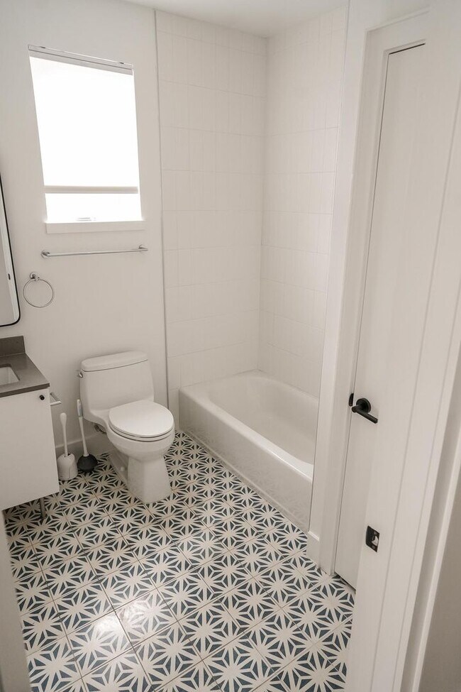 Building Photo - Modern East Austin 2/2 Condo Available Now!