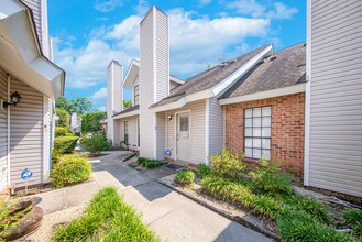 Building Photo - 3 Bedroom Townhome In the Hospital District