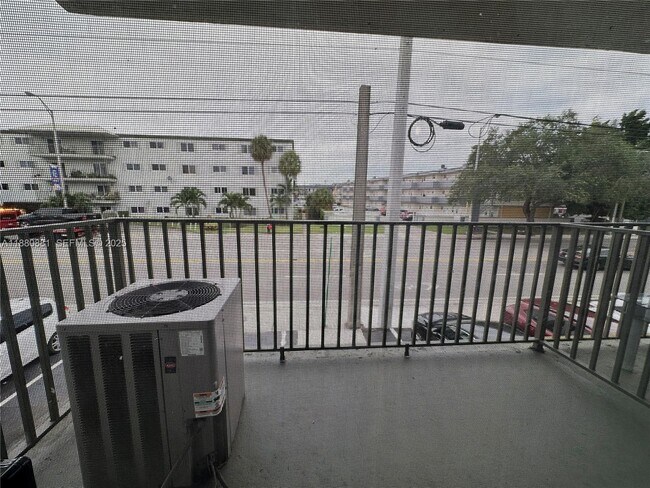 Building Photo - 13285 NE 6th Ave