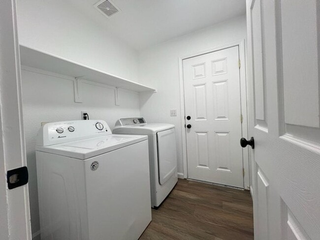 Building Photo - Refreshed Three Bedroom Cold Springs Ho...