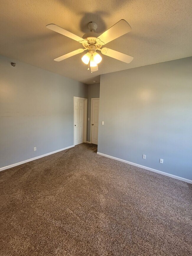 Building Photo - 3 Bedroom 2 Bathroom Condo-Spencer's Crest