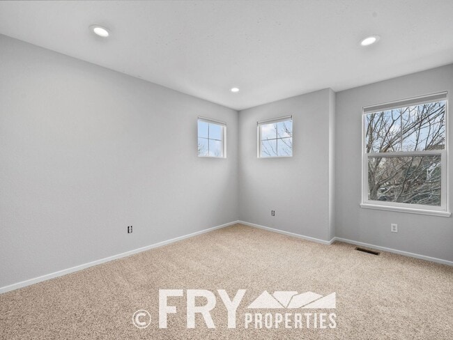 Building Photo - Great Townhome Near the Foothills