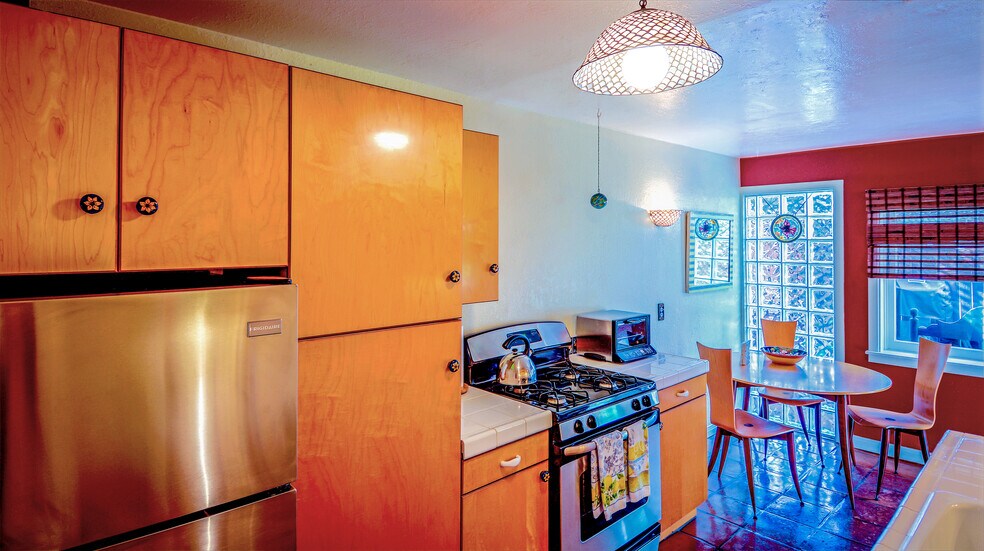 Large Sunny Open Kitchen, Stainless Steel Appliances, Dining Set - 14 S Venice Blvd