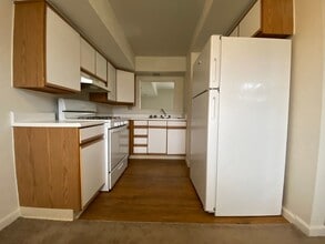 Building Photo - Lovely Hemlock Square 2BR Townhouse with Great Natural Light and Central Air!! Call Today!